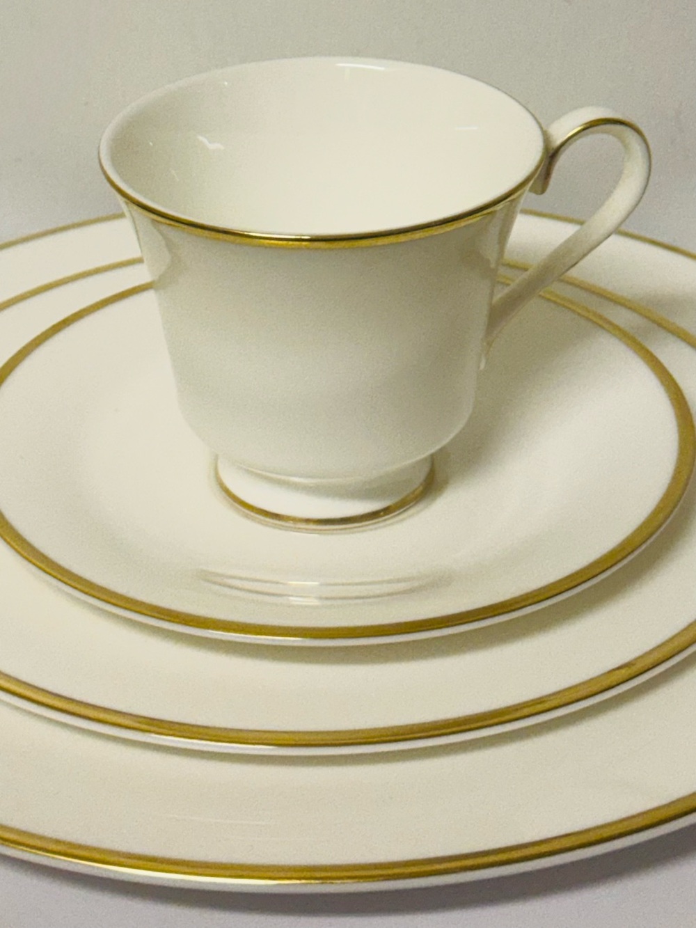Royal Doulton "Alice" Pattern (H5122) English Fine Bone China with Gold Trim